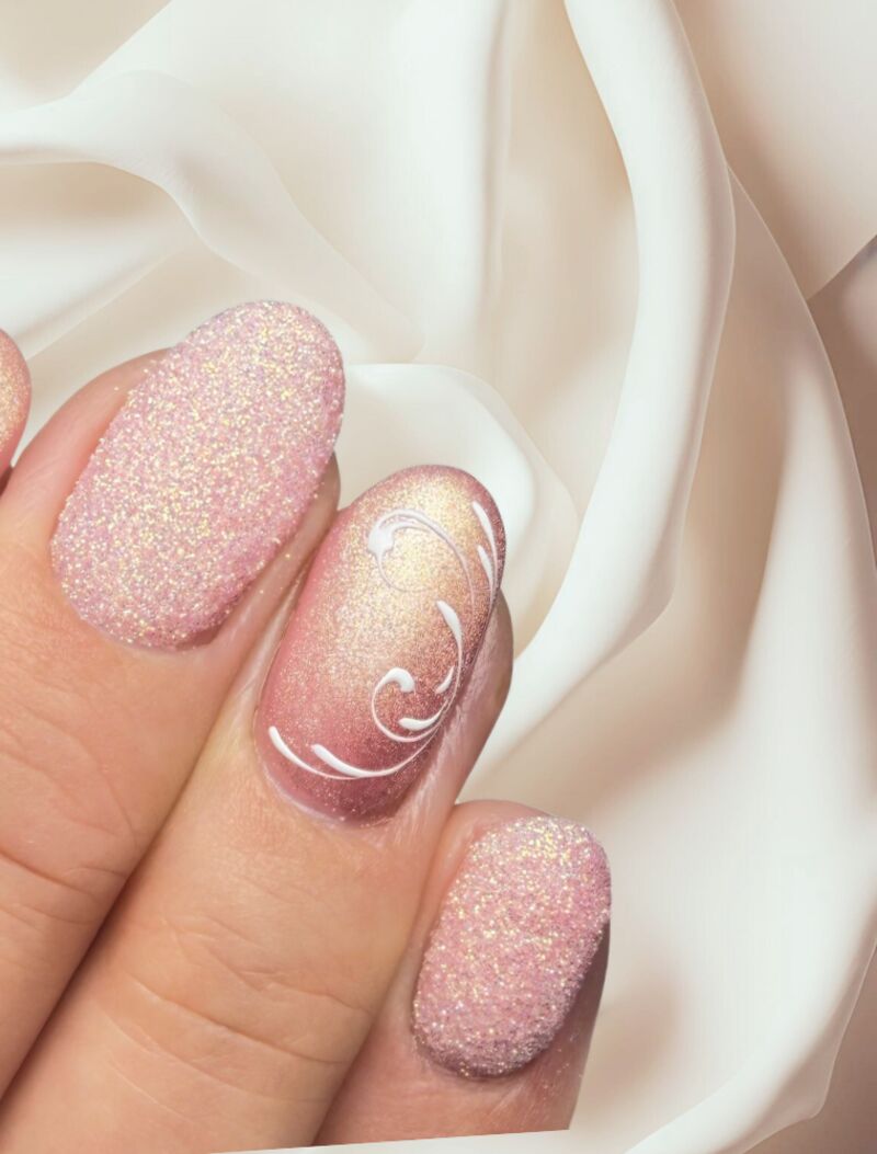 Roségoldene Gelnägel mit Glitzer und Verzierung